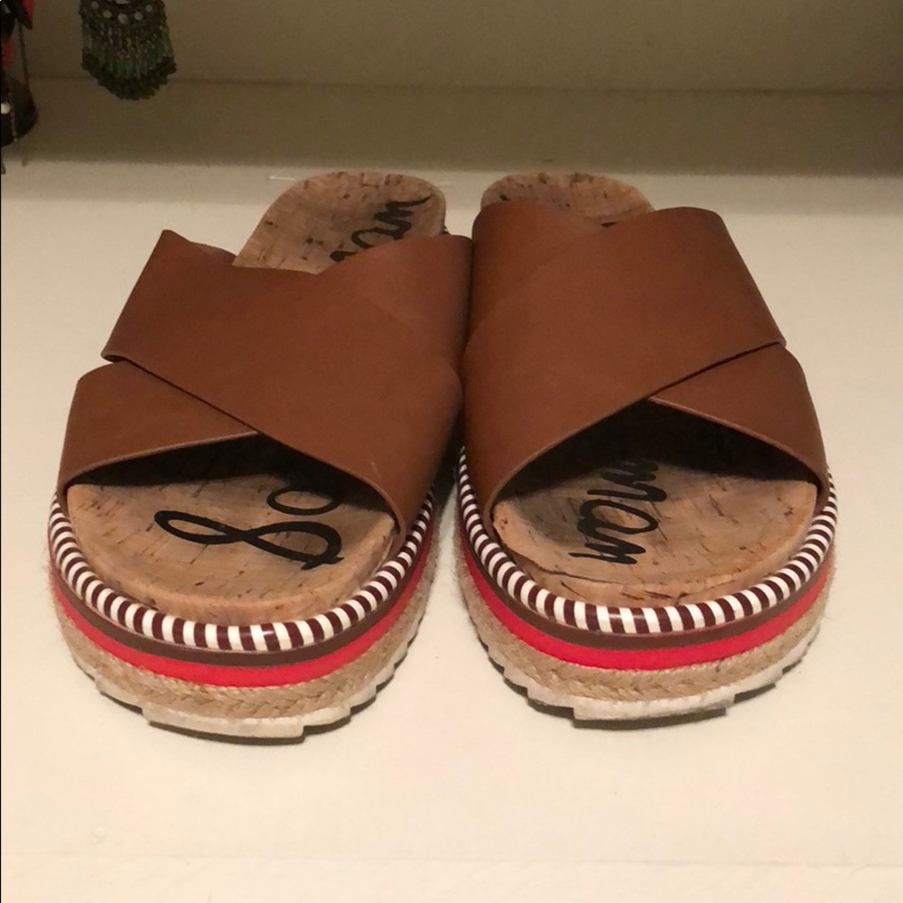 Cognac with red detail sandal